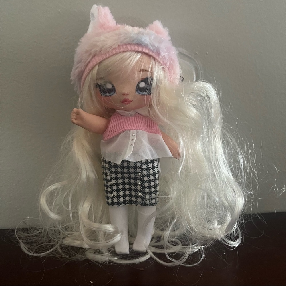 Na! Na! Na! Surprise
Paula Purrfect Fashion
Doll Series 4